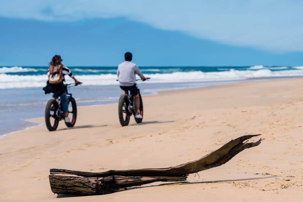 couple en vélo sur la plage de Messanges