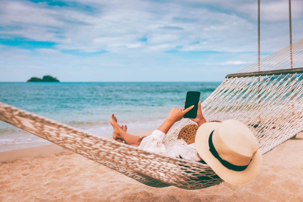 femme sur son téléphone mobile en voyage