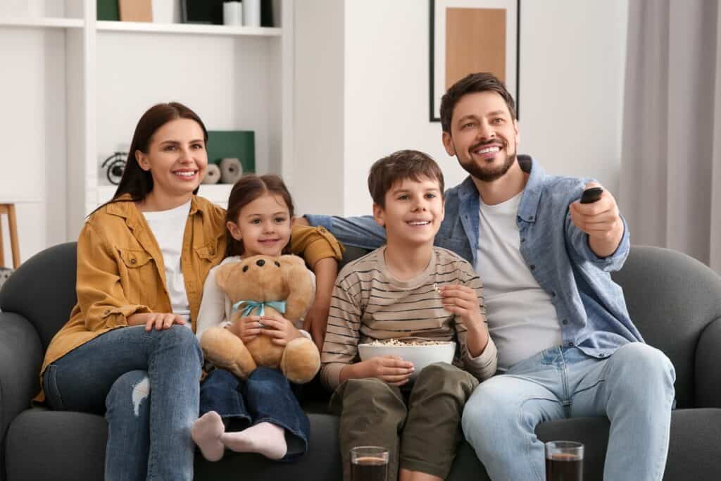 famille regardant la télévision