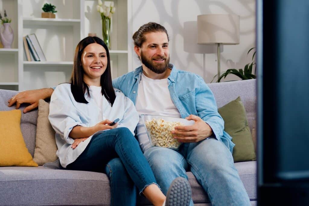 couple regardant la télévision