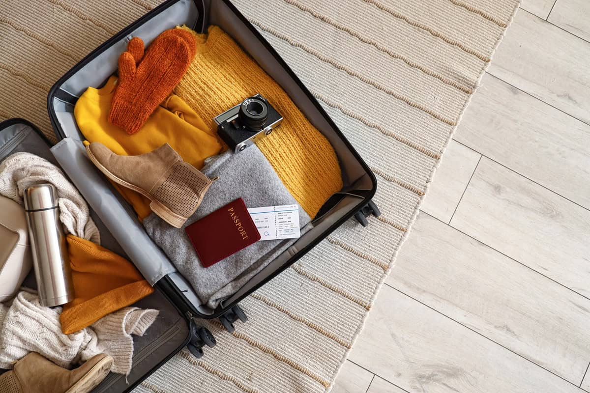 vêtements dans une valise ouverte