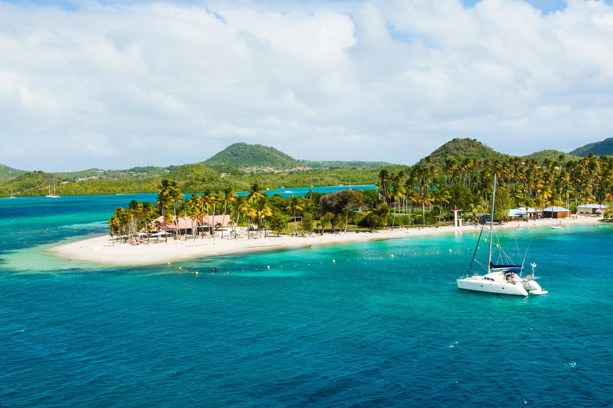 catamaran près de la côte en Martinique