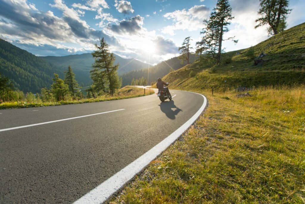 moto sur la route et nature