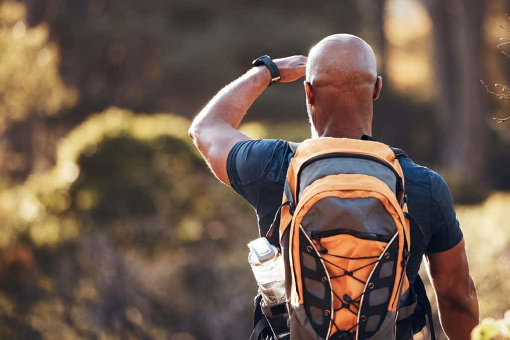 homme de dos avec un sac à dos de randonnée