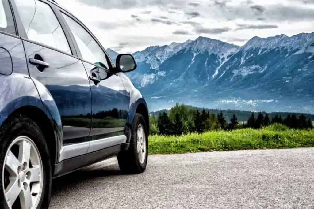 voiture garée devant un paysage de montagne