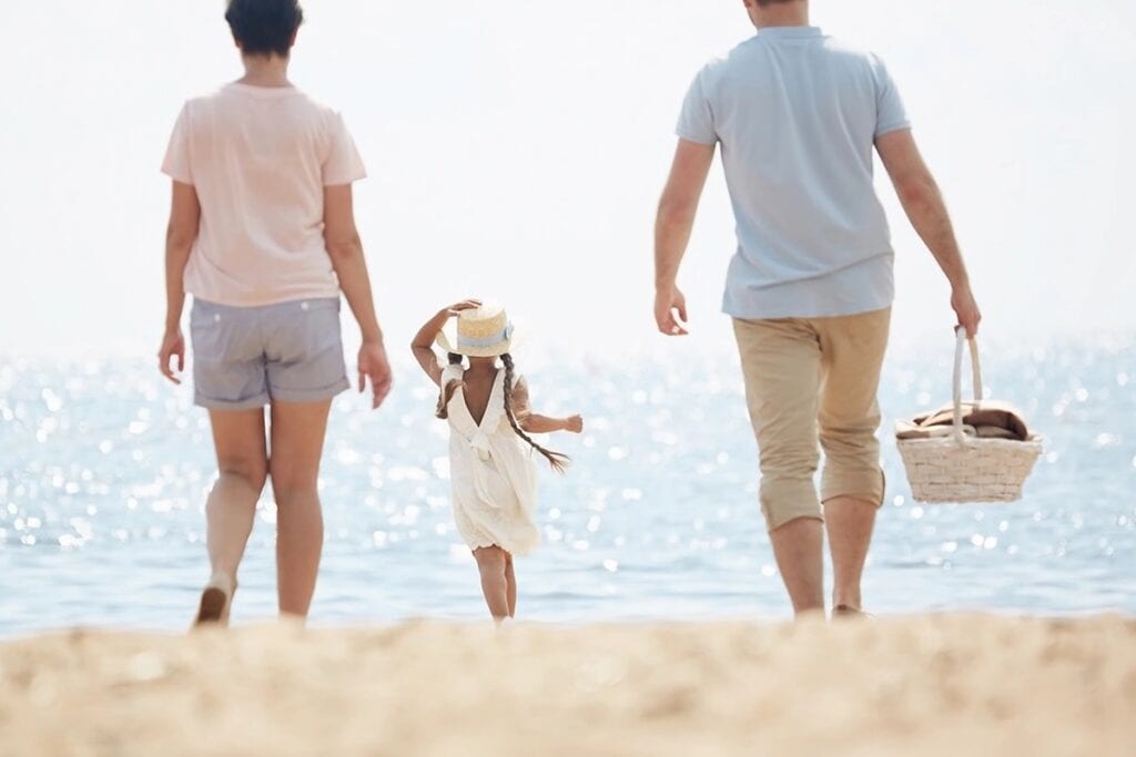 famille sur une plage en bord de mer