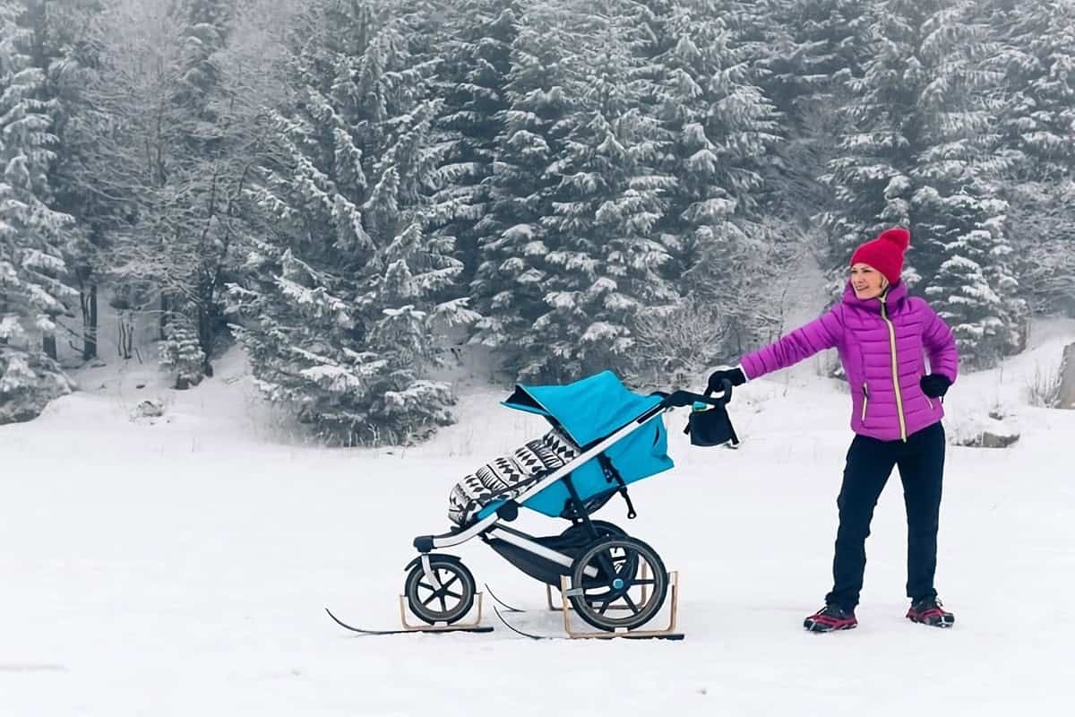 poussette et maman dans la neige