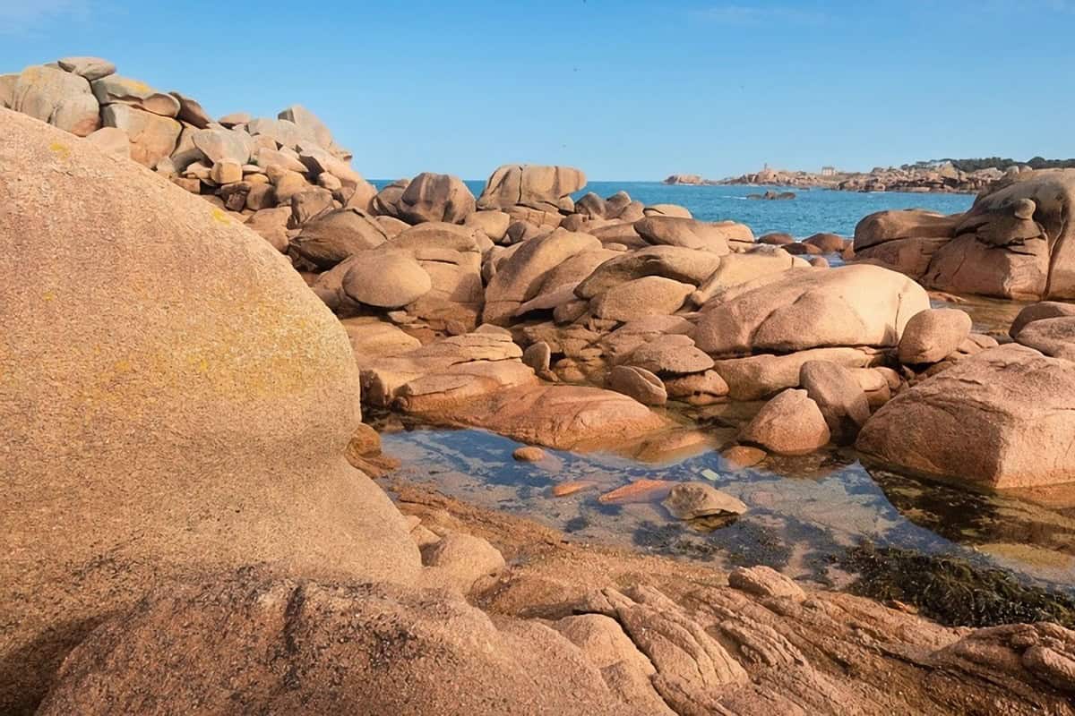 rochers roses sur l'île Renote