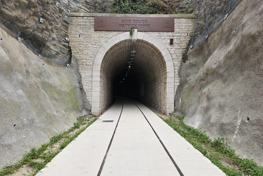 entrée d'un tunnel sur la voie douce Patrick Boré