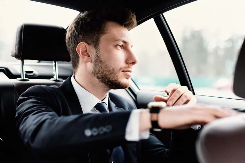 homme dans une voiture de luxe