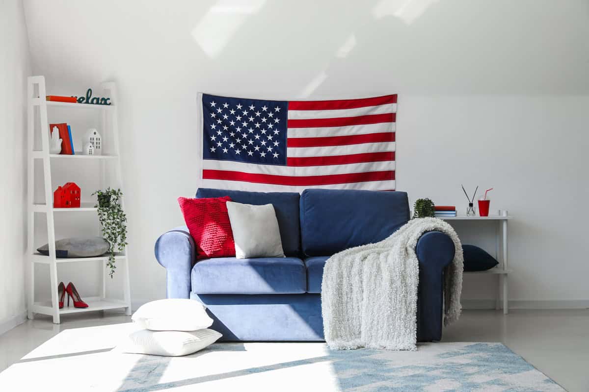 drapeau des USA accroché sur le mur du salon