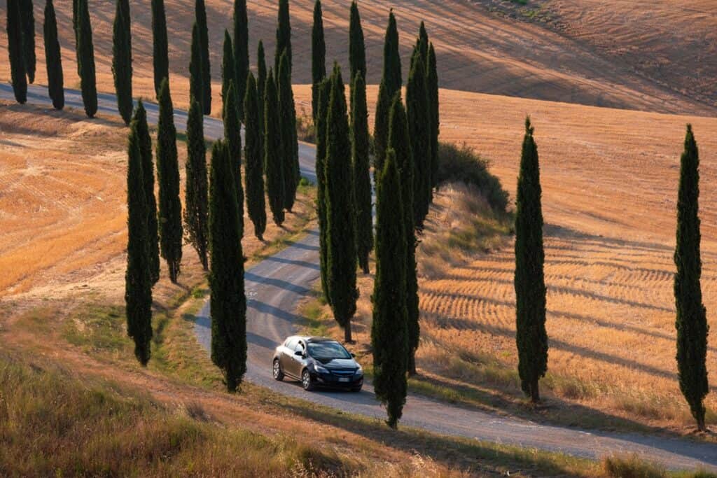 voiture sur une route en Toscane