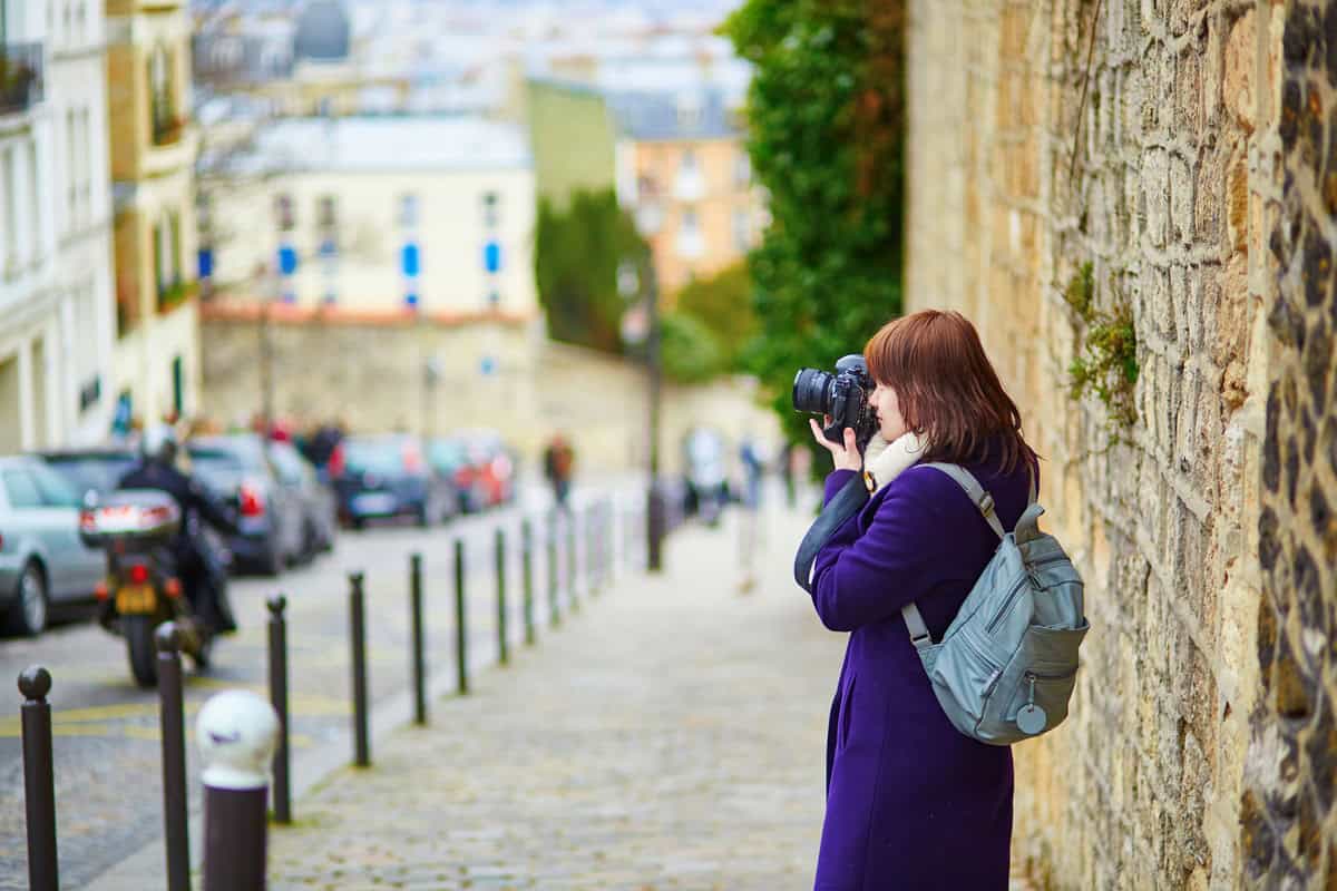 voyageur en France avec un appareil photo