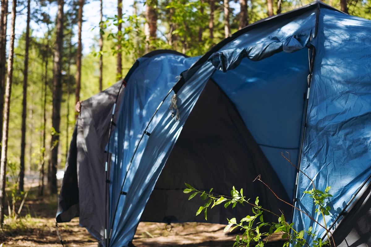 toile de tente dans un camping