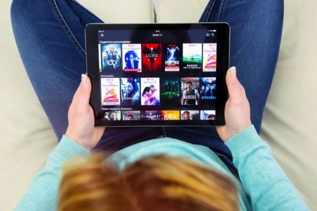femme regarde Netflix sur tablette