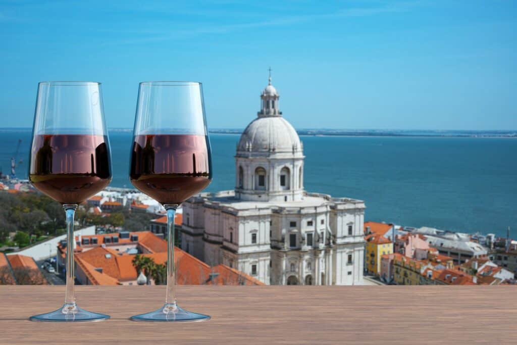 Deux verres de vin rouge en vue du Panthéon national de l'église Santa Engracia à Lisbonne