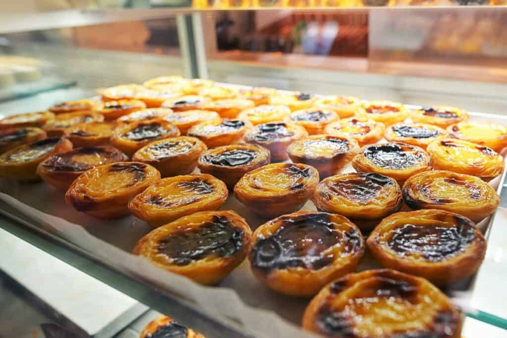 Pastéis de Nata dans une boulangerie au Portugal