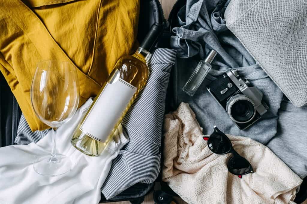 bouteille de vin blanc dans une valise