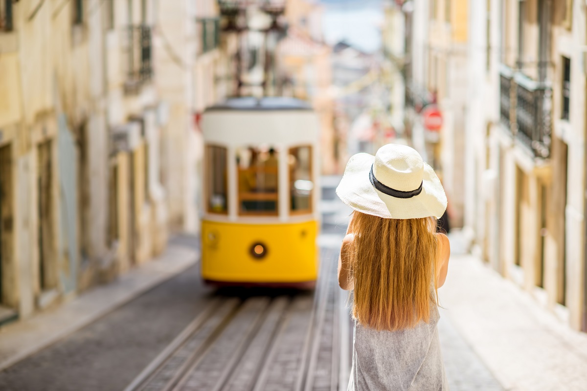 femme qui visite Lisbonne en trois jours