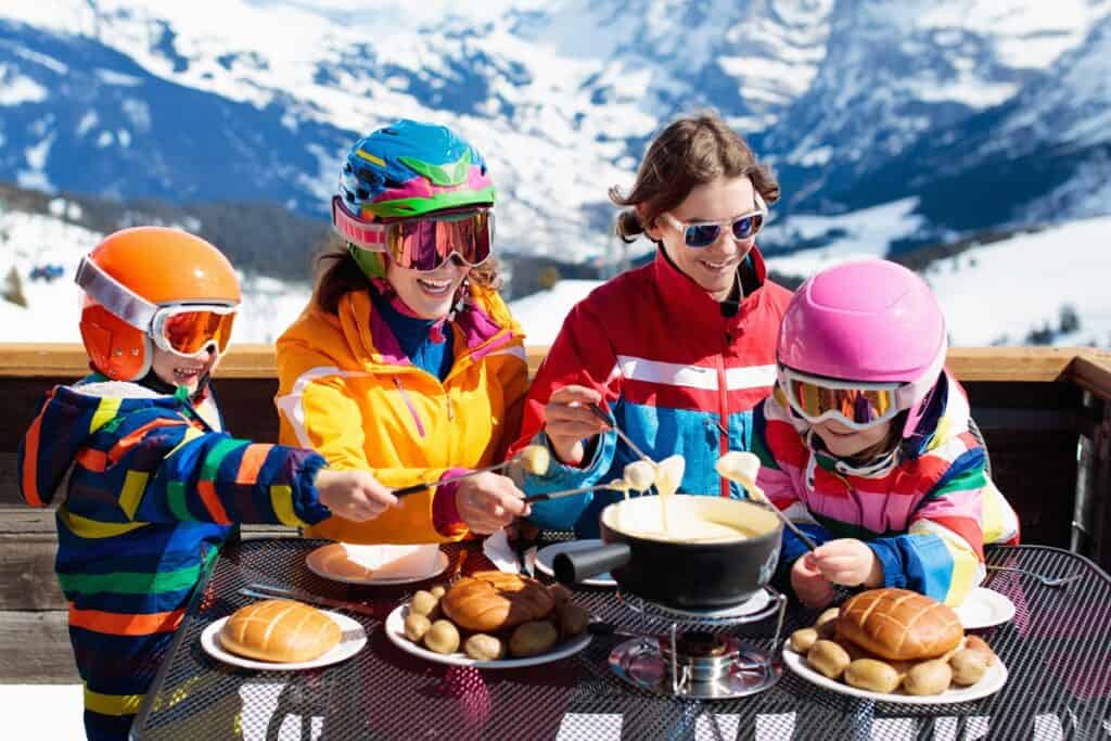 famille mange raclette à Courchevel