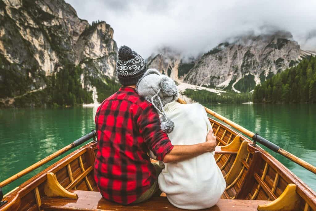 couple appréciant la nature d'un lac dans les Dolomites