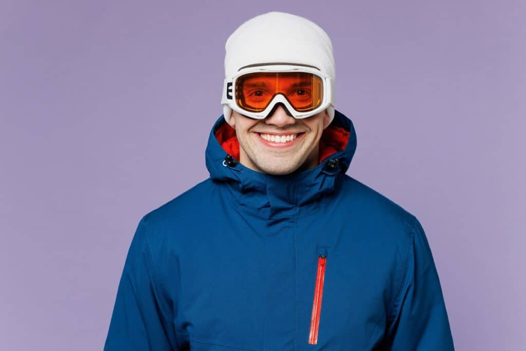 homme en tenue de ski