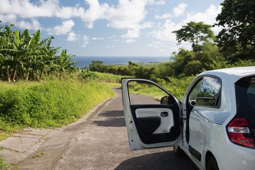 voiture sur une route en Martinique