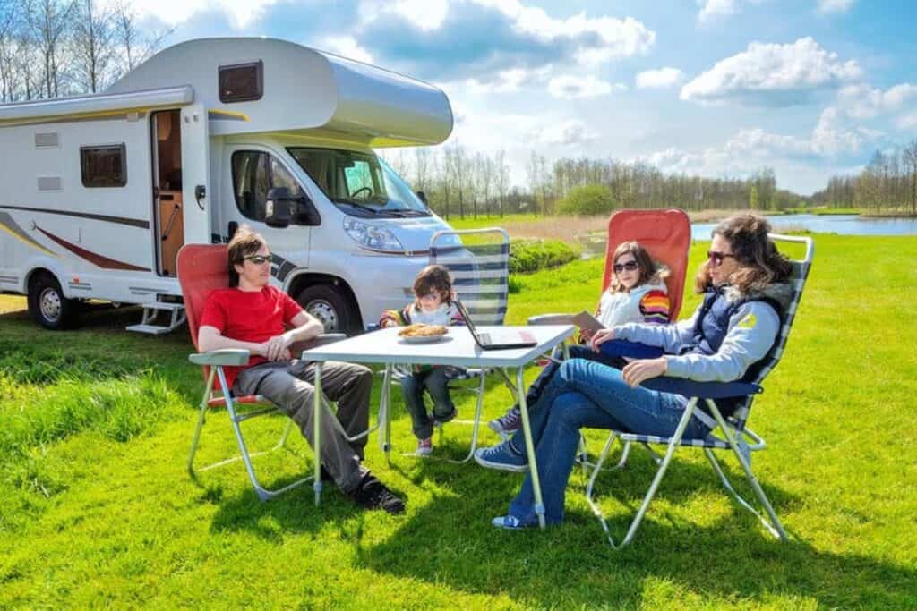 famille repas devant camping-car