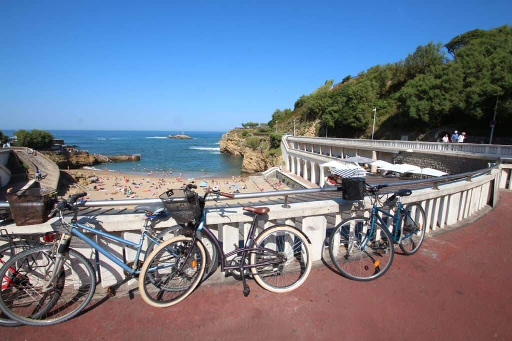 vélos devant la plage à Biarritz