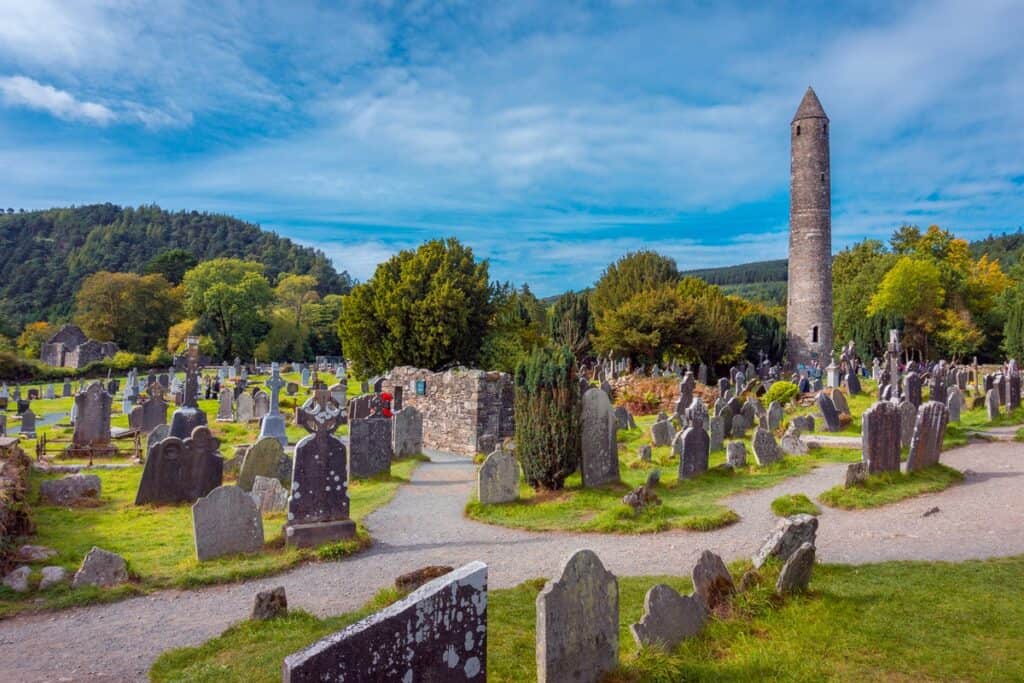 Tour et ruines du monastère de Glendalough