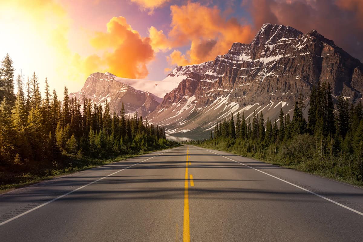 route au soleil couchant sur les montagnes au Canada