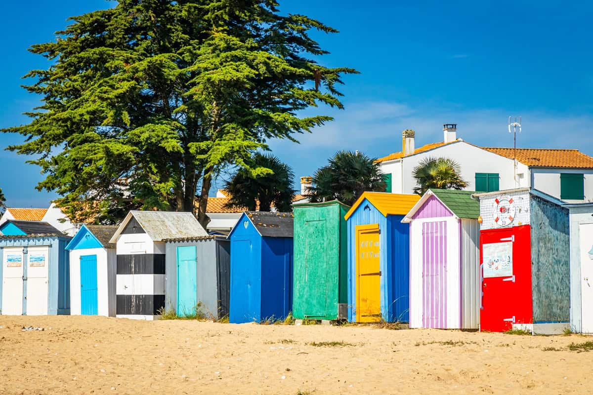 cabines de plage colorées sur l'ile d’Oléron