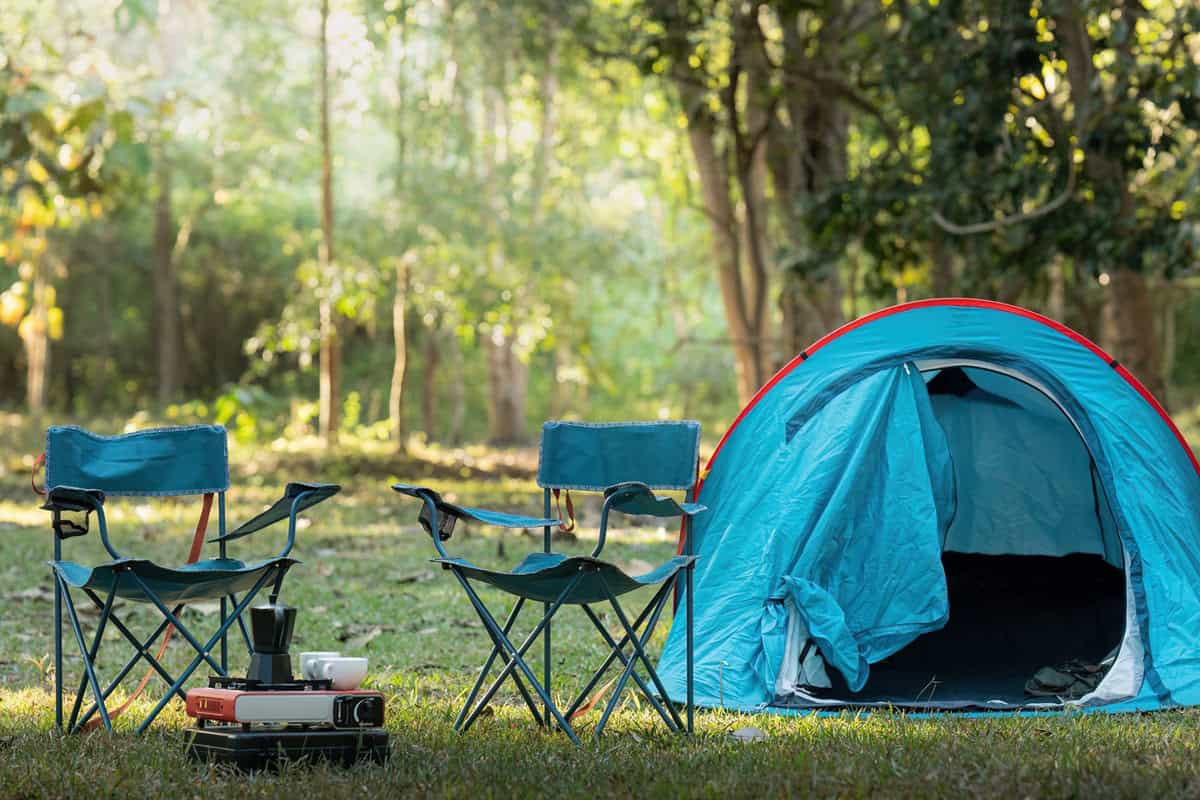 toile de tente et chaises dans un camping