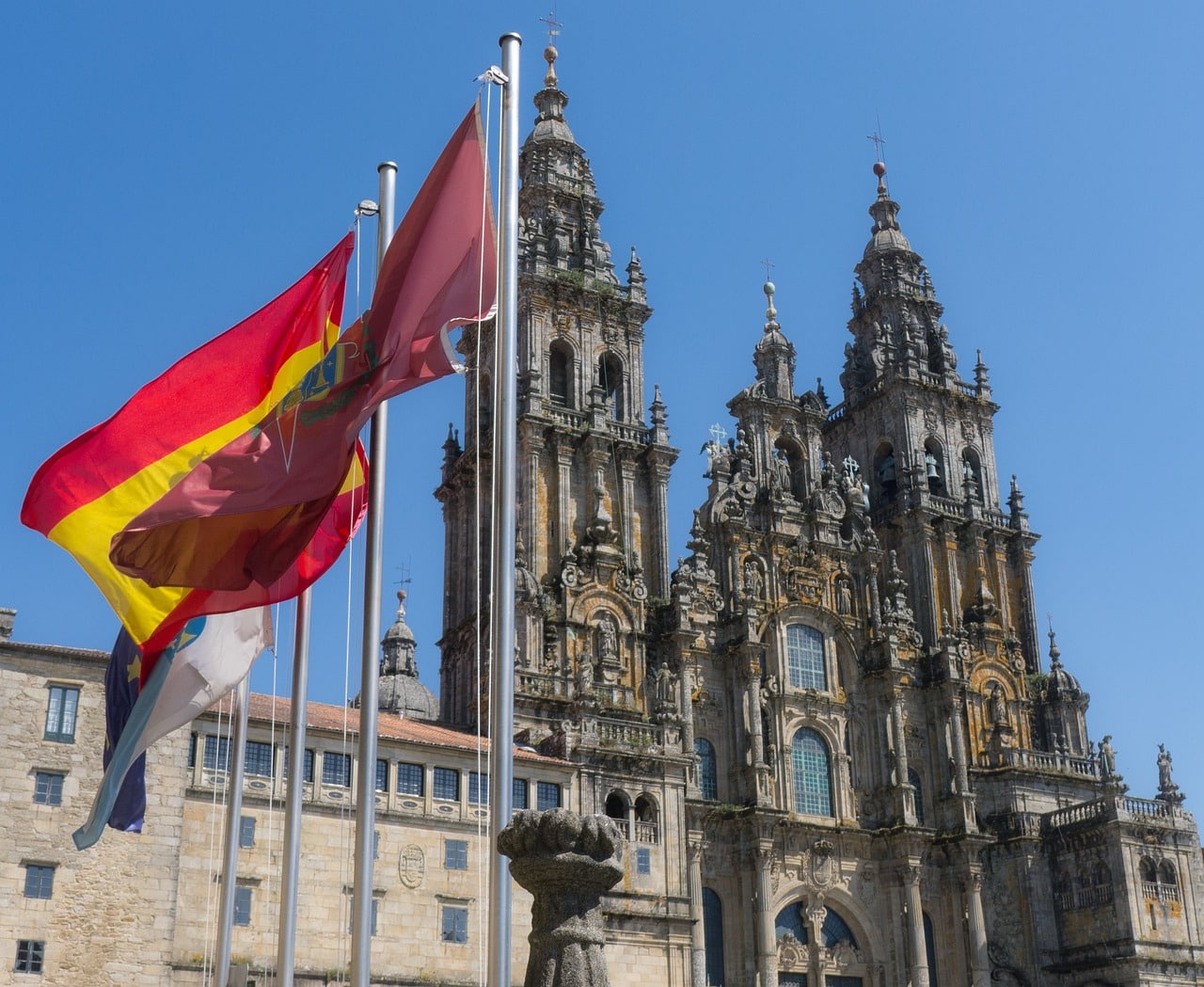 église et drapeau espagnol