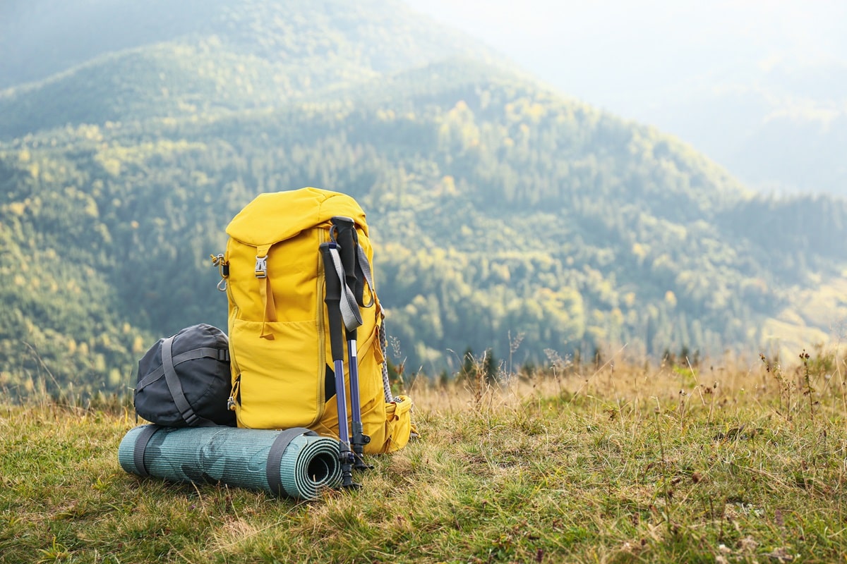 sac à dos en voyage dans les montagnes