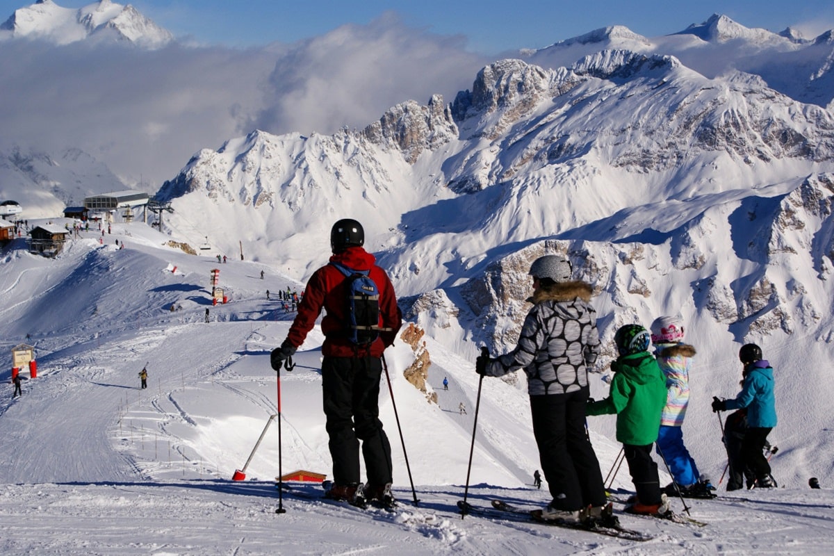 Courchevel à portée de clic : pourquoi réserver votre forfait de ski en ligne pour vos vacances ?