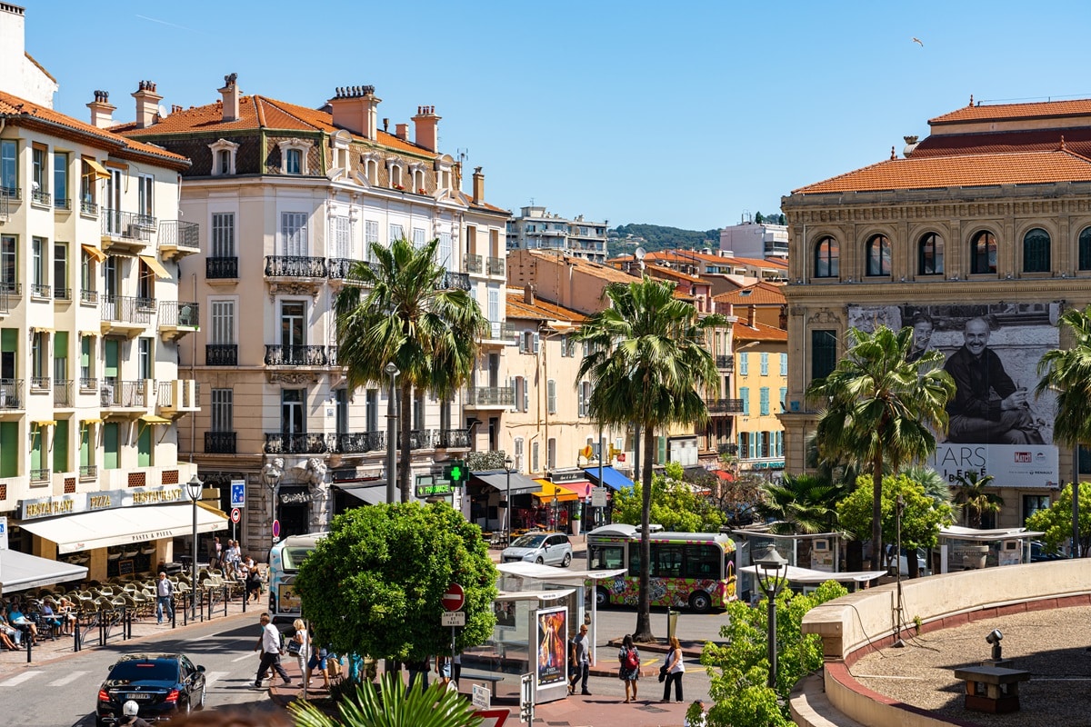 Les deux visages de Cannes vacances et affaires