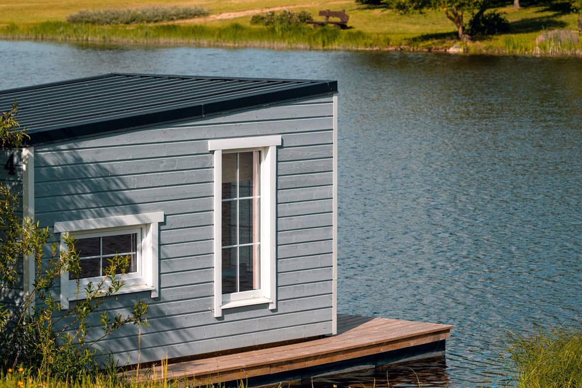 Passer une nuit magique dans une cabane flottante sur un étang