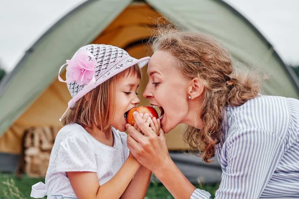 mère et fille en camping