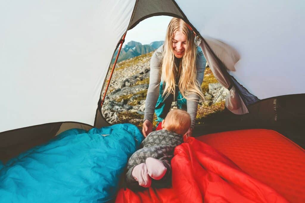 enfant et famille en camping toile de tente