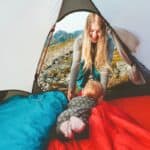 enfant et famille en camping toile de tente