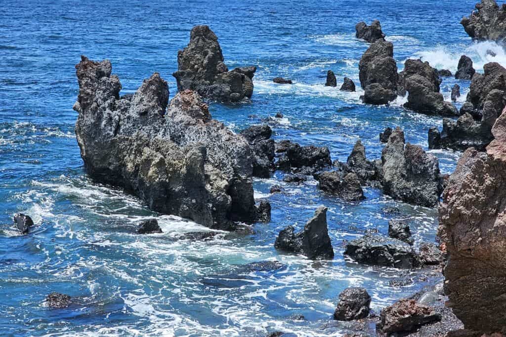 rochers près de la Plage de Montaña Bermeja