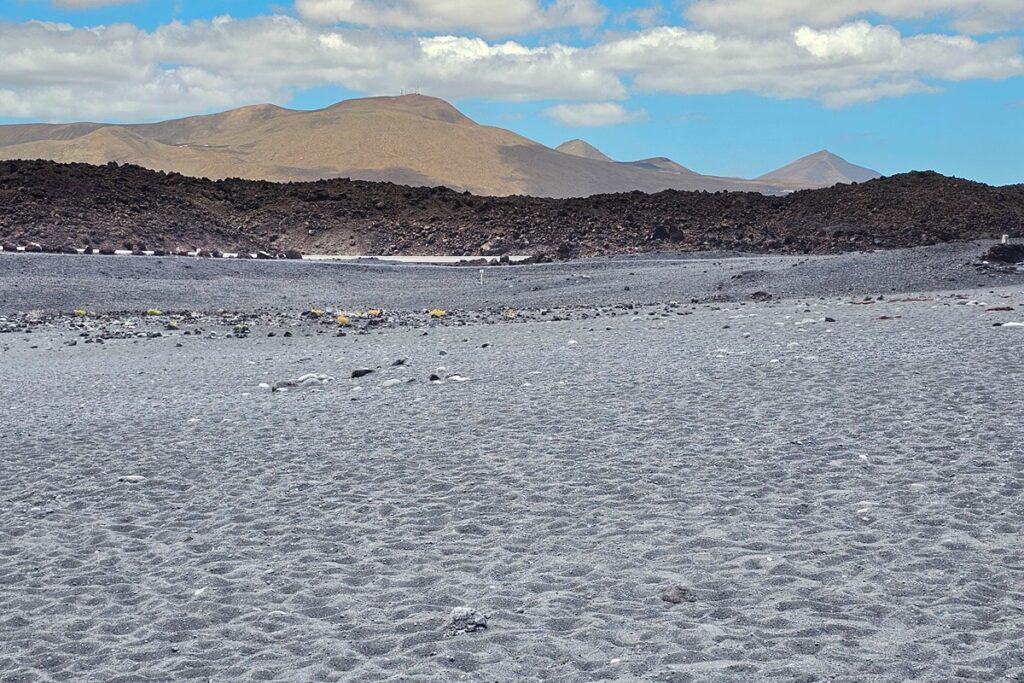 Plage de Montaña Bermeja et montagne