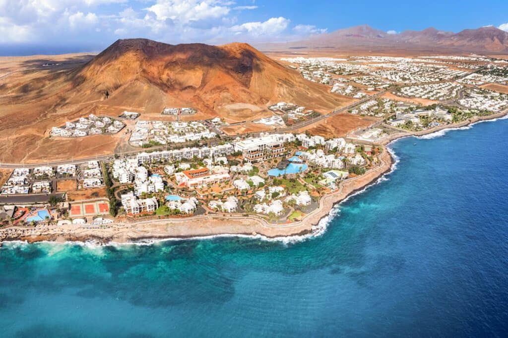 Playa Blanca vue aérienne avec le volcan Mojo