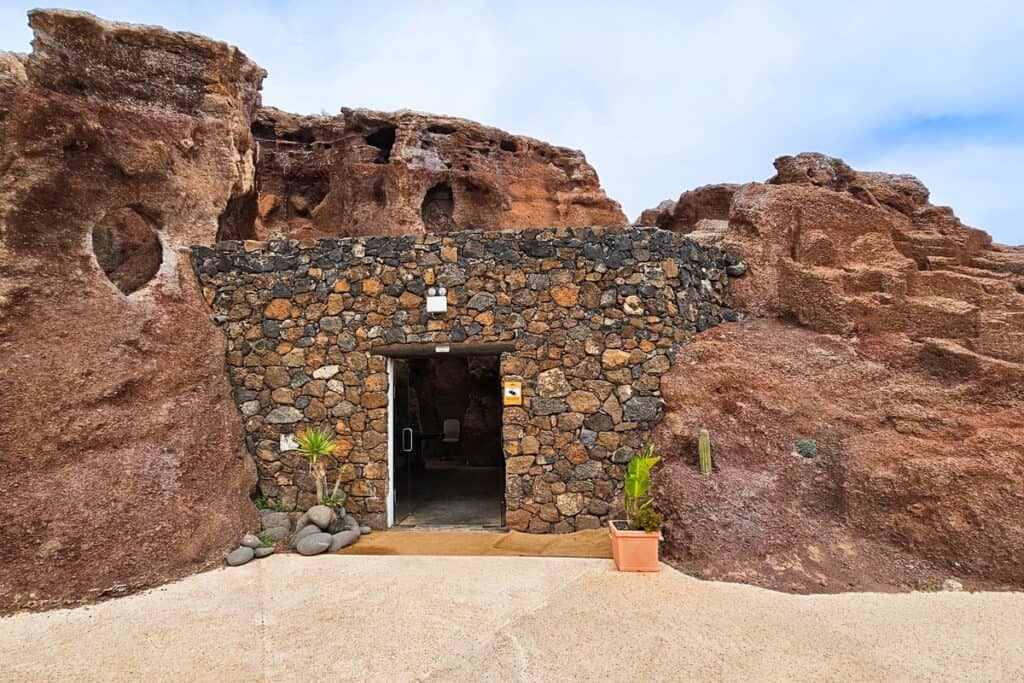 roche rouge volcanique et bâtiment rouge