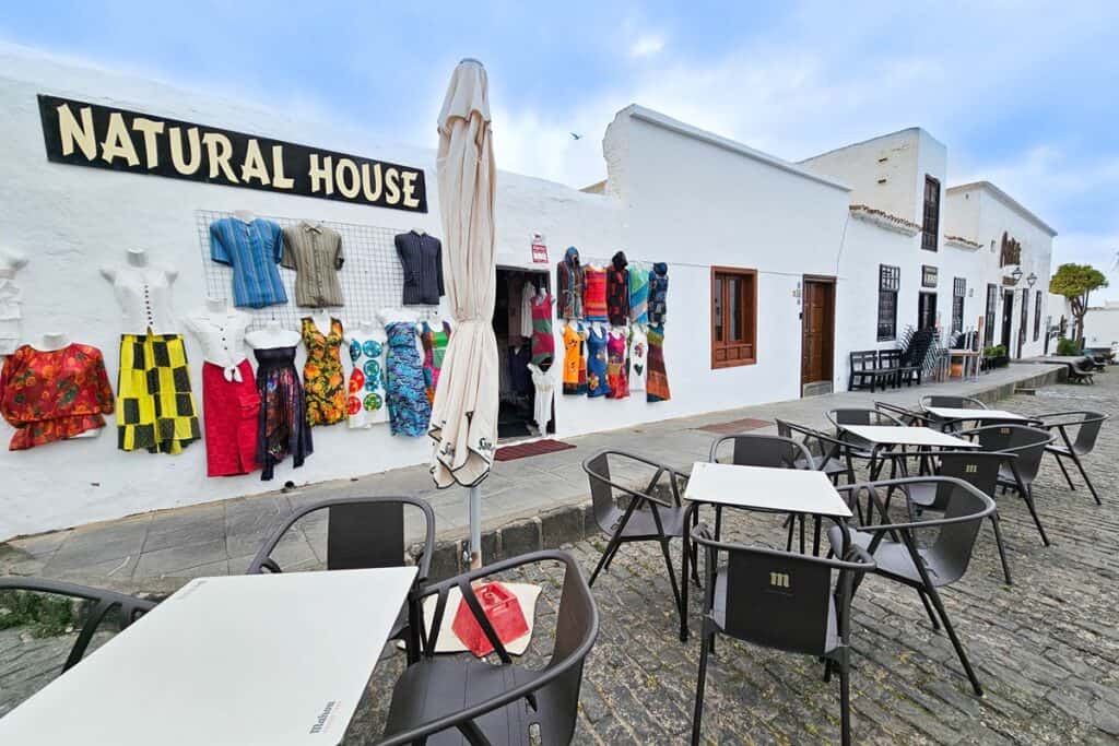 boutique et terrasse de bar à Teguise