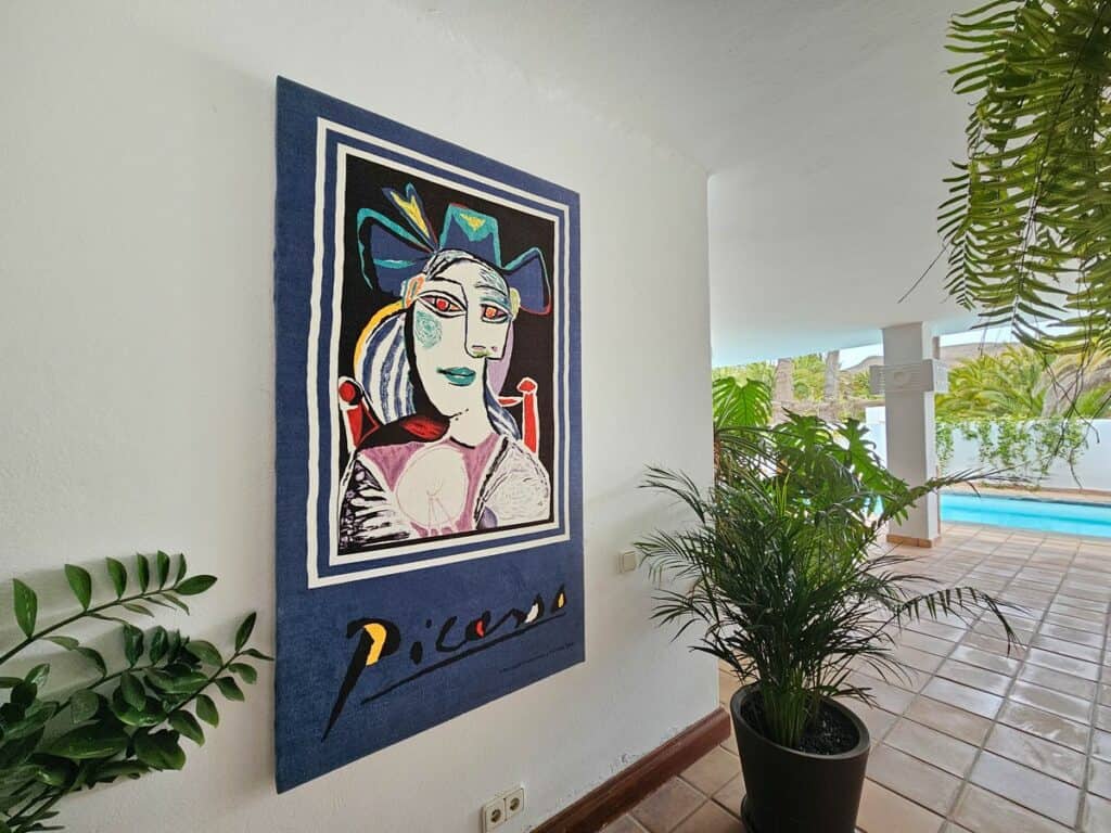 tableau de Picasso accroché à un mur blanc