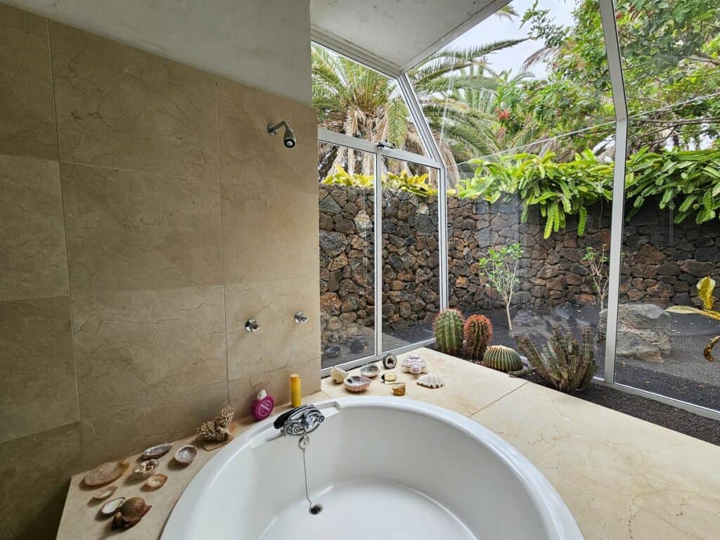 salle de bain ouverte sur la nature