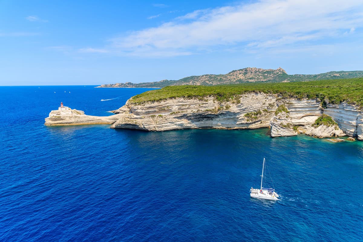 Découvrez les plages corses en catamaran