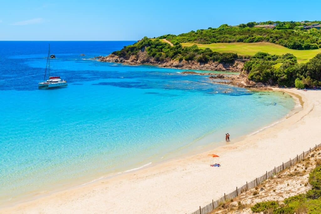 catamaran devant la plage de Grand Sperone